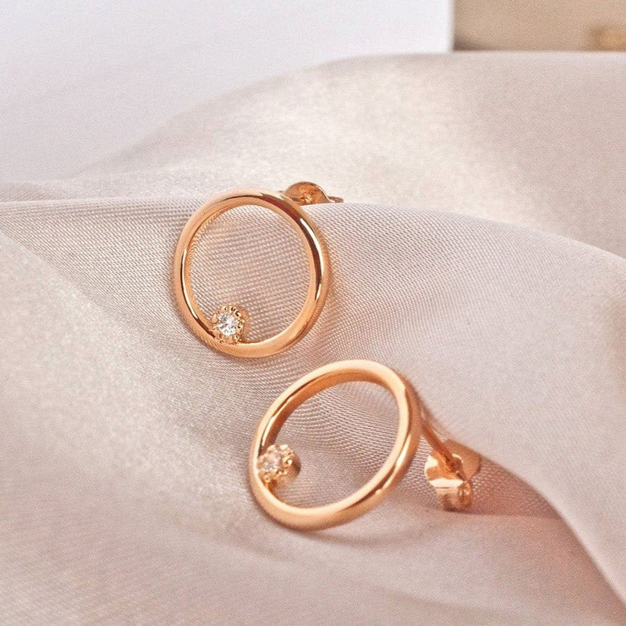 Circle Stud Earring With A Solitaire In Gold